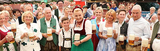 Mit 3 Schlägen: Anstich des Herbstfest Rosenheim 2018 im Flötzigerbräuzelt durch den stellv. Landrat Josef Huber (©Foto: Martin Schmitz)